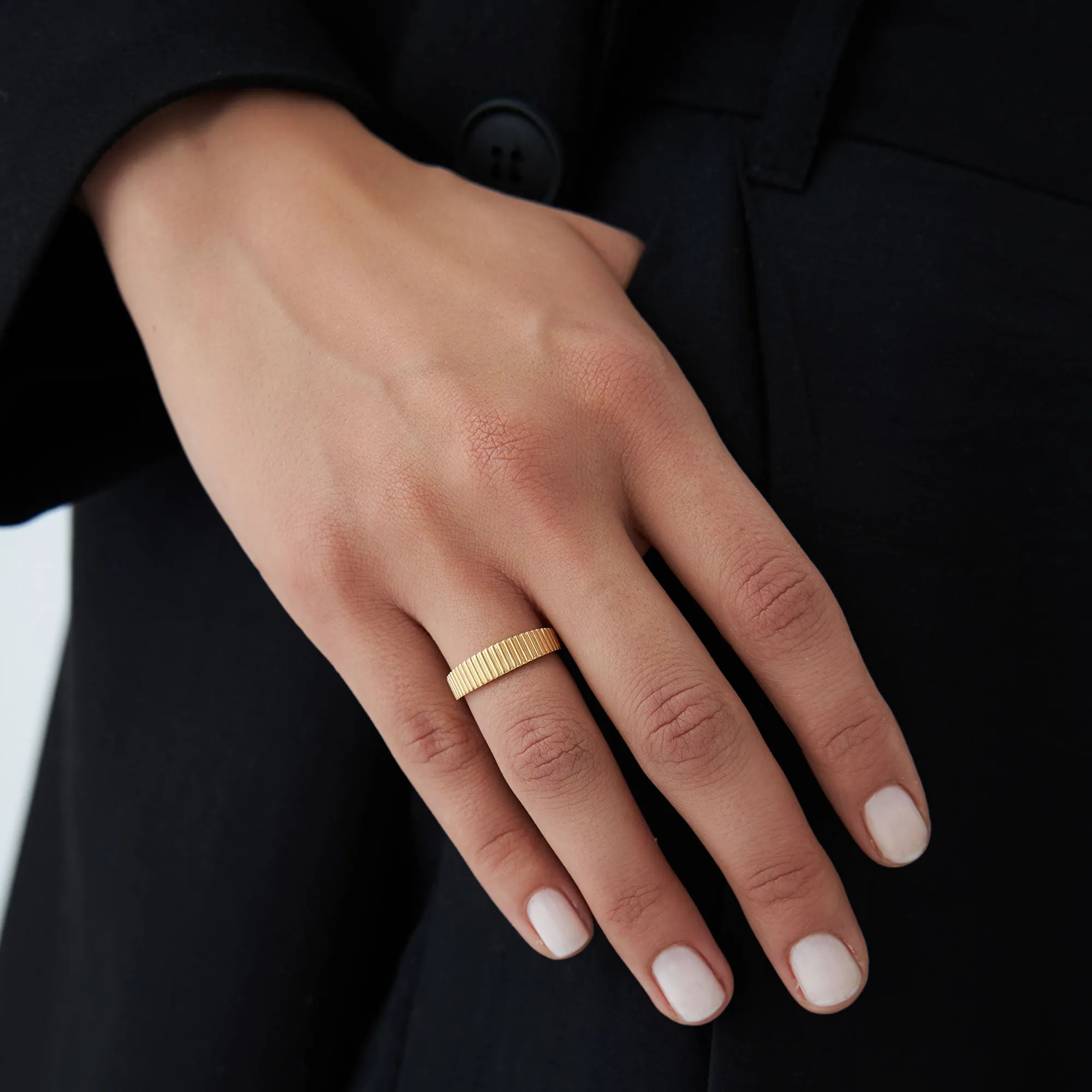 14k Fluted Textured Graduating Ring
